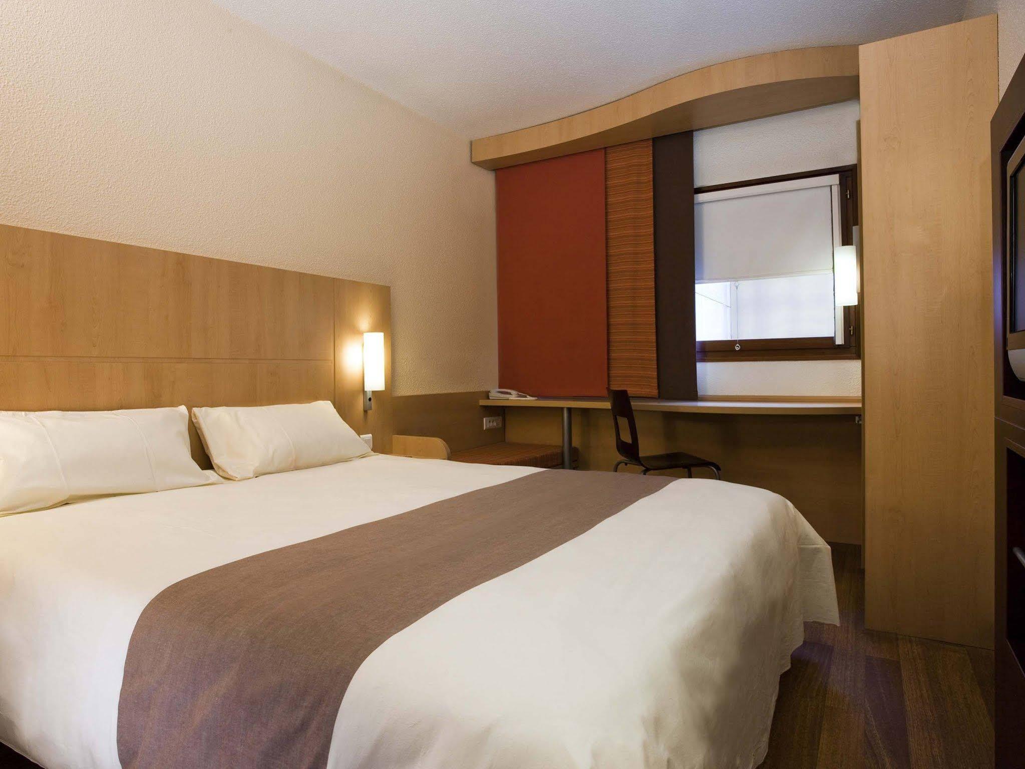Ibis Alencon Hotel Exterior foto