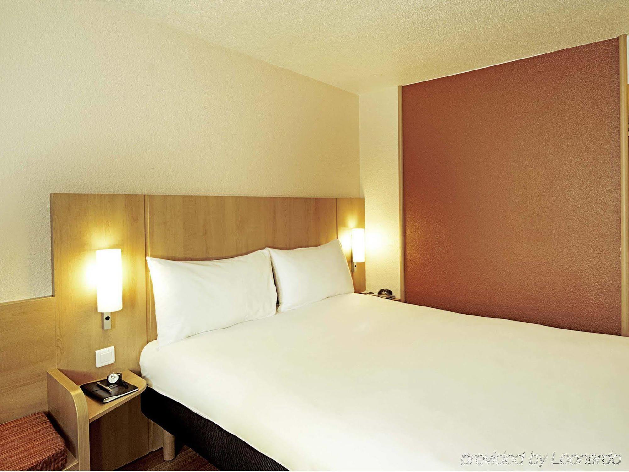 Ibis Alencon Hotel Exterior foto